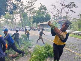 FPRB KALURAHAN PUTAT RABAS-RABAS POHON YANG BERPOTENSI MENIMBULKAN BENCANA